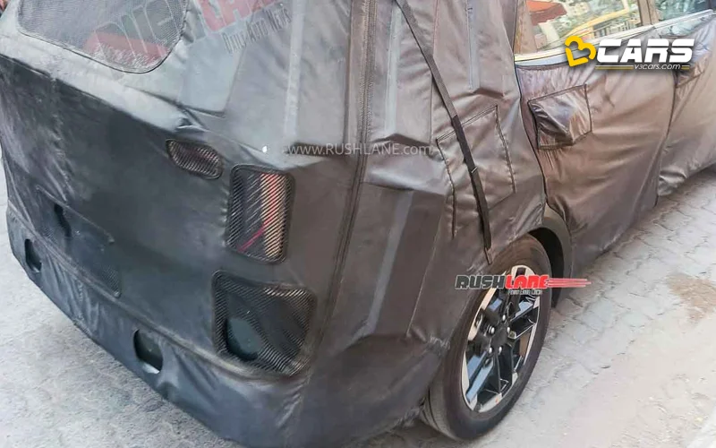 975488kia carens facelift 2025 spied rear exterior